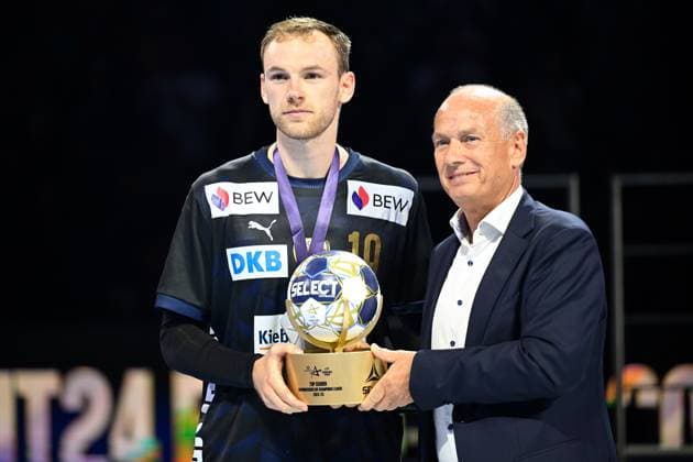 Cologne, Lanxess Arena, 15 06 25, GER, Men, Handball, Truckscout24 EHF Final4 2025, Final Fuechse Berlin SC MAgdeburg Bild Mathias GIDSEL Berlin receives trophy as top scorer of the Final4 North Rhine-Westphalia Germany