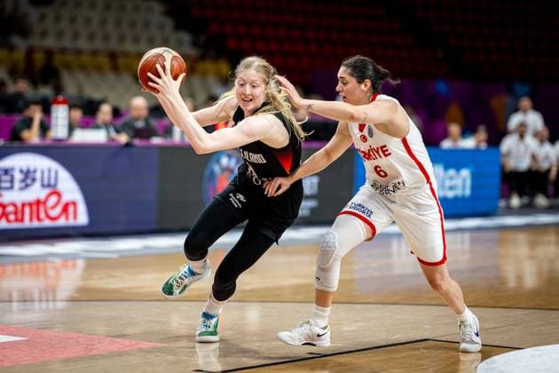 Basketball Piräus 27.06.2025 FIBA Women™s Eurobasket 2025 Platzierungsspiel Türkei (TUR) - Deutschland (GER) Frida Bühner (Deutschland, No.20) Göksen Fitik (Türkei, No.06) *** Basketball Piraeus 27 06 2025 FIBA Women™s Eurobasket 2025 placement match Turkey TUR Germany GER Frida Bühner Germany, No 20 Göksen Fitik Turkey, No 06