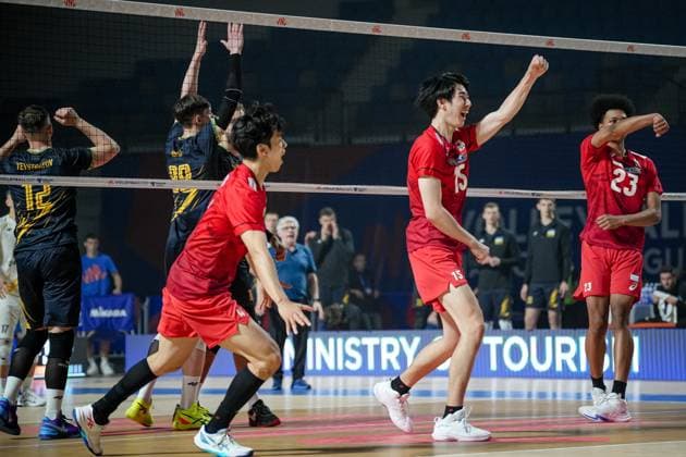 Volleyball - FIVB Men s Volleyball Nations League - Ukraine - Japan - 27.06.2025 Kento Miyaura (L), Masato Kai (C) and Larry Ik Evbade-Dan (R) celebrate a point after a play during Mens Volleyball Nations League in Burgas, VNL Copyright: xYulianxTodorovx