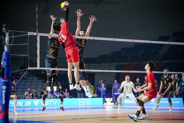 Volleyball - FIVB Men s Volleyball Nations League - Ukraine - Japan - 27.06.2025 Serhii Yevstratov (L) and Yurii Semeniuk (R) of Ukraine jump to block the ball against Akito Yamazaki of Japan Mens Volleyball Nations League in Burgas, VNL Copyright: xYulianxTodorovx