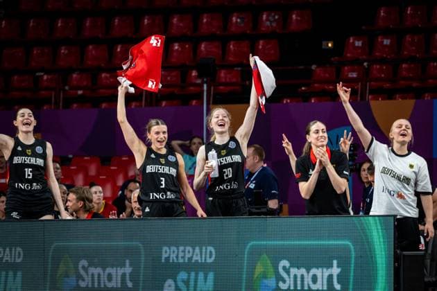Basketball Piraeus 27 06 2025 FIBA Women™s Eurobasket 2025 placement match Turkey TUR Germany GER Cheers Luisa Geiselsöder Germany, No 15 Geiselsoder Alexandra Wilke Germany, No 03 Frida Bühner Germany, No 20 vlnr