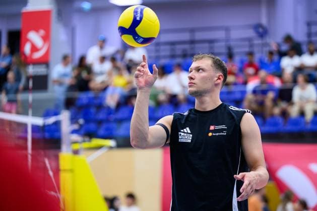 VOLLEYBALL - CEV Silver League AMSTETTEN,AUSTRIA,27.JUN.25 - VOLLEYBALL - CEV European Silver League, OEVV international match, Länderspiel, Nationalmannschaft Austria vs Sweden. Image shows Jacob Kitzinger (AUT) during warm up.  GEPAxpictures xDanielaxMoser
