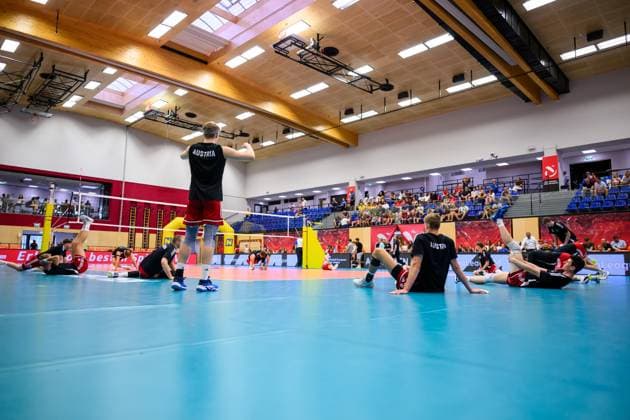 VOLLEYBALL - CEV Silver League AMSTETTEN,AUSTRIA,27.JUN.25 - VOLLEYBALL - CEV European Silver League, OEVV international match, Länderspiel, Nationalmannschaft Austria vs Sweden. Image shows the team of AUT during warm up.  GEPAxpictures xDanielaxMoser