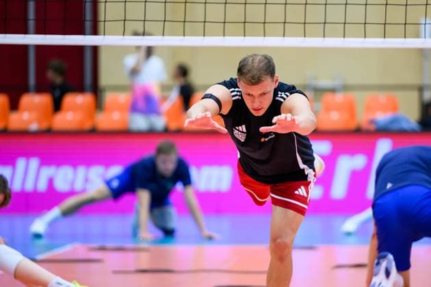 VOLLEYBALL - CEV Silver League AMSTETTEN,AUSTRIA,27.JUN.25 - VOLLEYBALL - CEV European Silver League, OEVV international match, Länderspiel, Nationalmannschaft Austria vs Sweden. Image shows Jacob Kitzinger (AUT) during warm up.  GEPAxpictures xDanielaxMoser