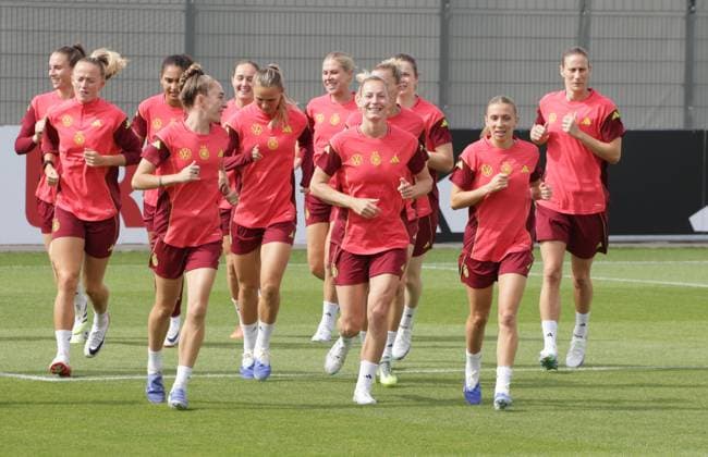 Sport Themen der Woche KW26 Sport Bilder des Tages 27.06.2025, xgrfx, Fussball DFB Medientermine, Deutsche Frauennationalmannschaft DFB - Training v.l. Lea Schüller, Sophia Kleinherne, Sarai Linder, Elisa Senß (Deutsche Frauennationalmannschaft) (DFL DFB REGULATIONS PROHIBIT ANY USE OF PHOTOGRAPHS as IMAGE SEQUENCES and or QUASI-VIDEO) Herzogenaurach *** 27 06 2025, xgrfx, Fußball DFB Medientermine, Deutsche Frauennationalmannschaft DFB Training f l Lea Schüller, Sophia Kleinherne, Sarai Linder, Elisa Senß Deutsche Frauennationalmannschaft DFL DFB REGULATIONS PROHIBIT ANY USE OF PHOTOGRAPHS as IMAGE SEQUENCES and or QUASI VIDEO Herzogenaurach