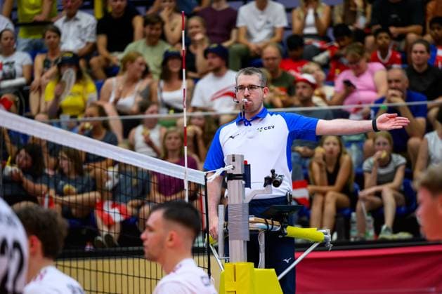 VOLLEYBALL - CEV Silver League AMSTETTEN,AUSTRIA,27.JUN.25 - VOLLEYBALL - CEV European Silver League, OEVV international match, Länderspiel, Nationalmannschaft Austria vs Sweden. Image shows the referee.  GEPAxpictures xDanielaxMoser