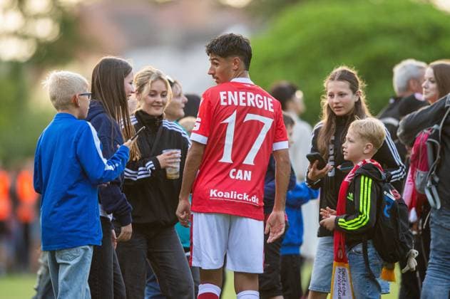 Football, Men, Season 2025 26, Test match, SV Wacker 21 Schönwalde FC Energie Cottbus, Can Moustfa Energie Cottbus takes photos with fans and signs autographs after the final whistle, 27 06 2025, Copyright: xSebastianxRäppold MatthiasxKochx