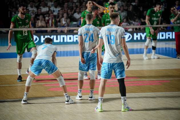 Volleyball, Nations League, Bulgarien - Slowenien Volleyball - FIVB Men s Volleyball Nations League - Bugaria - Slovenia - 27.06.2025 Team Slovenia prepares to attack during Mens Volleyball Nations League in Burgas, VNL Bulgaria Copyright: xYulianxTodorovx