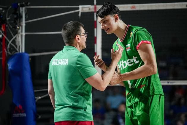 Volleyball, Nations League, Bulgarien - Slowenien Volleyball - FIVB Men s Volleyball Nations League - Bugaria - Slovenia - 27.06.2025 Tactical discussion between Gianlorenzo Blengini and Simeon Nikolov during Mens Volleyball Nations League in Burgas, VNL Bulgaria Copyright: xYulianxTodorovx