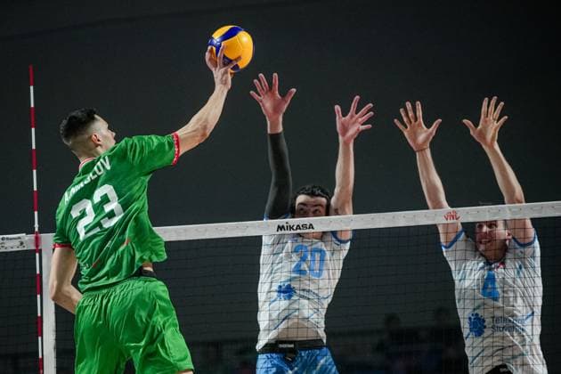 Volleyball, Nations League, Bulgarien - Slowenien Volleyball - FIVB Men s Volleyball Nations League - Bugaria - Slovenia - 27.06.2025 Nik MujanoviÄ‡ (L) and Jan Kozamernik (R) of Slovenia jump to block the ball against Aleksandar Nikolov of Bulgaria Mens Volleyball Nations League in Burgas, VNL Bulgaria Copyright: xYulianxTodorovx