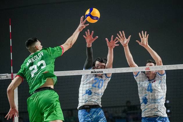 Volleyball, Nations League, Bulgarien - Slowenien Volleyball - FIVB Men s Volleyball Nations League - Bugaria - Slovenia - 27.06.2025 Nik MujanoviÄ‡ (L) and Jan Kozamernik (R) of Slovenia jump to block the ball against Aleksandar Nikolov of Bulgaria Mens Volleyball Nations League in Burgas, VNL Bulgaria Copyright: xYulianxTodorovx