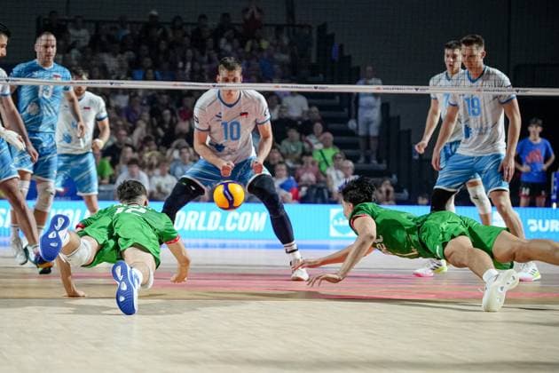 Volleyball, Nations League, Bulgarien - Slowenien Volleyball - FIVB Men s Volleyball Nations League - Bugaria - Slovenia - 27.06.2025 Georgi Tatarov and Simeon Nikolov in action to save the ball during Mens Volleyball Nations League in Burgas, VNL Bulgaria Copyright: xYulianxTodorovx