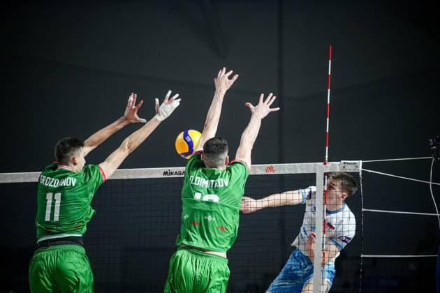 Volleyball, Nations League, Bulgarien - Slowenien Volleyball - FIVB Men s Volleyball Nations League - Bugaria - Slovenia - 27.06.2025 Dimitar Dimitrov blocks the ball for the win during Mens Volleyball Nations League in Burgas, VNL Bulgaria Copyright: xYulianxTodorovx