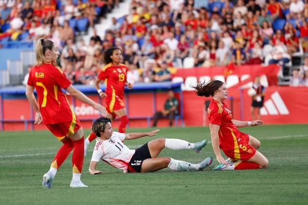 June 27, 2025, Leganes, Madrid, Spain: Mina Tanaka of Japan shoots for goal during the Women s International Friendly, Länderspiel, Nationalmannschaft football match played between Spain and Japan at Butarque stadium on June 27, 2025, in Leganes, Madrid, Spain. Leganes Spain - ZUMAa181 20250627_zaa_a181_001 Copyright: xDennisxAgyemanx