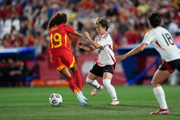 June 27, 2025, Leganes, Madrid, Spain: Yuka Momiki of Japan and Vicky Lopez of Spain in action during the Women s International Friendly, Länderspiel, Nationalmannschaft football match played between Spain and Japan at Butarque stadium on June 27, 2025, in Leganes, Madrid, Spain. Leganes Spain - ZUMAa181 20250627_zaa_a181_053 Copyright: xDennisxAgyemanx