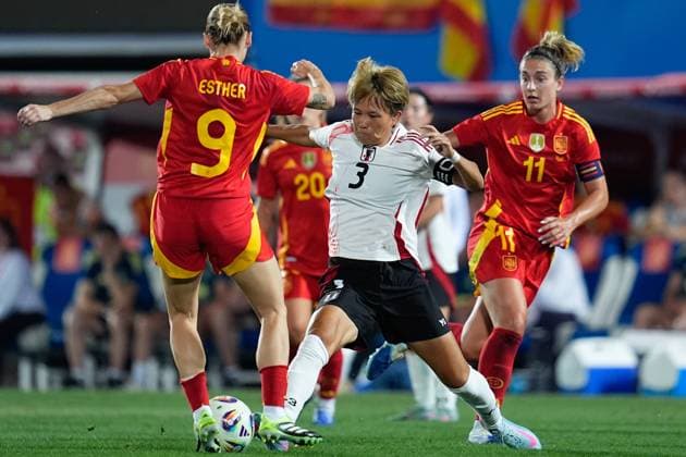 June 27, 2025, Leganes, Madrid, Spain: Moeka Minami of Japan and Esther Gonzalez of Spain in action during the Women s International Friendly, Länderspiel, Nationalmannschaft football match played between Spain and Japan at Butarque stadium on June 27, 2025, in Leganes, Madrid, Spain. Leganes Spain - ZUMAa181 20250627_zaa_a181_061 Copyright: xDennisxAgyemanx