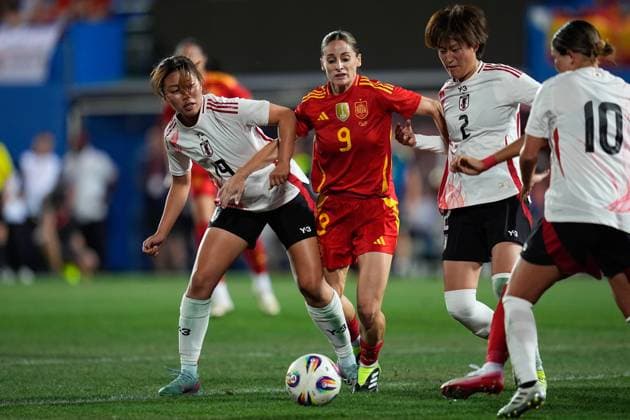 June 27, 2025, Leganes, Madrid, Spain: Esther Gonzalez of Spain competes for the ball with Momoko Tanikawa of Japan during the Women s International Friendly, Länderspiel, Nationalmannschaft football match played between Spain and Japan at Butarque stadium on June 27, 2025, in Leganes, Madrid, Spain. Leganes Spain - ZUMAa181 20250627_zaa_a181_067 Copyright: xDennisxAgyemanx