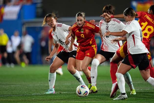 June 27, 2025, Leganes, Madrid, Spain: Esther Gonzalez of Spain competes for the ball with Momoko Tanikawa of Japan during the Women s International Friendly, Länderspiel, Nationalmannschaft football match played between Spain and Japan at Butarque stadium on June 27, 2025, in Leganes, Madrid, Spain. Leganes Spain - ZUMAa181 20250627_zaa_a181_068 Copyright: xDennisxAgyemanx