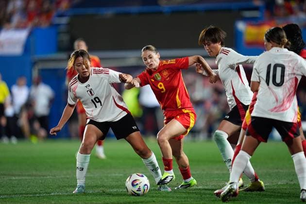 June 27, 2025, Leganes, Madrid, Spain: Esther Gonzalez of Spain competes for the ball with Momoko Tanikawa of Japan during the Women s International Friendly, Länderspiel, Nationalmannschaft football match played between Spain and Japan at Butarque stadium on June 27, 2025, in Leganes, Madrid, Spain. Leganes Spain - ZUMAa181 20250627_zaa_a181_070 Copyright: xDennisxAgyemanx