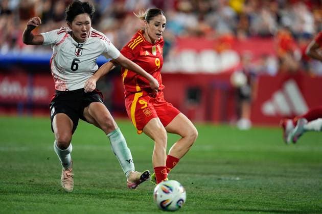 June 27, 2025, Leganes, Madrid, Spain: Esther Gonzalez of Spain and Toko Koga of Japan in action during the Women s International Friendly, Länderspiel, Nationalmannschaft football match played between Spain and Japan at Butarque stadium on June 27, 2025, in Leganes, Madrid, Spain. Leganes Spain - ZUMAa181 20250627_zaa_a181_076 Copyright: xDennisxAgyemanx