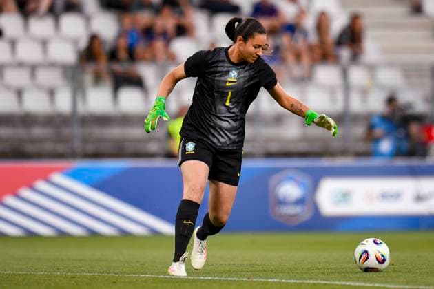 Grenoble, France June 27 Goalkeeper Lorena Silva of Brazil looks to bring the ball down during the Women s International Friendly match between France and Brazil at Stade des Alpes on June 27, 2025 in Grenoble, France Photo by Eurasia Sport Images Grenoble Stade des Alpes France Copyright: x x2025xEurasiaxSportxImagesx jp-en-EuSpIm-MA5_France_Brazil_27Jun2025_FR016