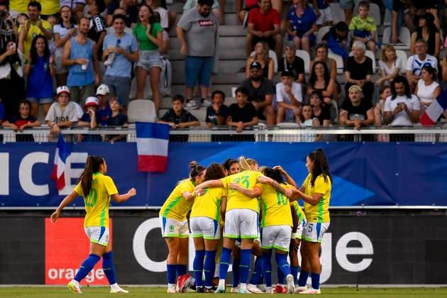 Grenoble, France June 27 Brazil players celebrate their teammate Luany Rosa™s goal during the Women s International Friendly match between France and Brazil at Stade des Alpes on June 27, 2025 in Grenoble, France Photo by Eurasia Sport Images Grenoble Stade des Alpes France Copyright: x x2025xEurasiaxSportxImagesx jp-en-EuSpIm-MA5_France_Brazil_27Jun2025_FR027