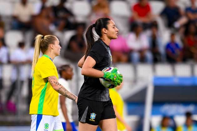Grenoble, France June 27 Goalkeeper Lorena Silva of Brazil looks to serve the ball during the Women s International Friendly match between France and Brazil at Stade des Alpes on June 27, 2025 in Grenoble, France Photo by Eurasia Sport Images Grenoble Stade des Alpes France Copyright: x x2025xEurasiaxSportxImagesx jp-en-EuSpIm-MA5_France_Brazil_27Jun2025_FR070