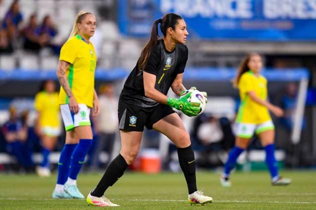 Grenoble, France June 27 Goalkeeper Lorena Silva of Brazil looks to serve the ball during the Women s International Friendly match between France and Brazil at Stade des Alpes on June 27, 2025 in Grenoble, France Photo by Eurasia Sport Images Grenoble Stade des Alpes France Copyright: x x2025xEurasiaxSportxImagesx jp-en-EuSpIm-MA5_France_Brazil_27Jun2025_FR071
