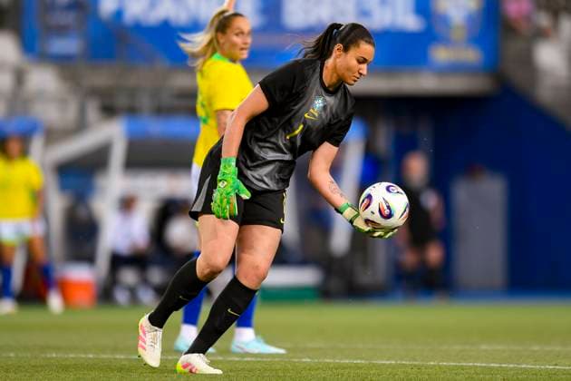 Grenoble, France June 27 Goalkeeper Lorena Silva of Brazil looks to bring the ball down during the Women s International Friendly match between France and Brazil at Stade des Alpes on June 27, 2025 in Grenoble, France Photo by Eurasia Sport Images Grenoble Stade des Alpes France Copyright: x x2025xEurasiaxSportxImagesx jp-en-EuSpIm-MA5_France_Brazil_27Jun2025_FR073