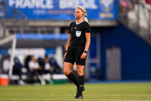 Grenoble, France June 27 Referee Ewa Augustyn walks in the field during the Women s International Friendly match between France and Brazil at Stade des Alpes on June 27, 2025 in Grenoble, France Photo by Eurasia Sport Images Grenoble Stade des Alpes France Copyright: x x2025xEurasiaxSportxImagesx jp-en-EuSpIm-MA5_France_Brazil_27Jun2025_FR074