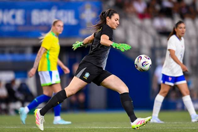 Grenoble, France June 27 Goalkeeper Lorena Silva of Brazil looks to bring the ball down during the Women s International Friendly match between France and Brazil at Stade des Alpes on June 27, 2025 in Grenoble, France Photo by Eurasia Sport Images Grenoble Stade des Alpes France Copyright: x x2025xEurasiaxSportxImagesx jp-en-EuSpIm-MA5_France_Brazil_27Jun2025_FR092