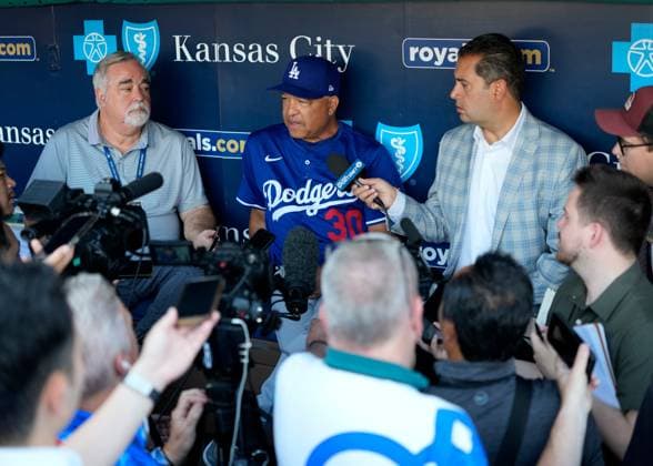 June 27, 2025: Los Angeles Dodgers manager Dave Roberts (30) answers questions from the media prior to the game against the Royals at Kauffman Stadium Kansas City, Missouri. CSM. Kansas City United States - ZUMAc04_ 20250627_zma_c04_009 Copyright: xJonxRobichaudx