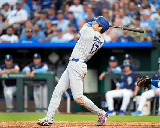 June 27, 2025: Los Angeles Dodgers designated hitter Shohei Ohtani (17) drives an RBI triple in the 5th inning against the Royals at Kauffman Stadium Kansas City, Missouri. CSM. Kansas City United States - ZUMAc04_ 20250627_zma_c04_013 Copyright: xJonxRobichaudx