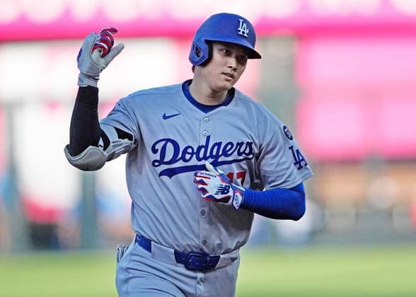 June 27, 2025: Los Angeles Dodgers designated hitter Shohei Ohtani (17) dives a lead off home run against the Royals at Kauffman Stadium Kansas City, Missouri. CSM. Kansas City United States - ZUMAc04_ 20250627_zma_c04_015 Copyright: xJonxRobichaudx