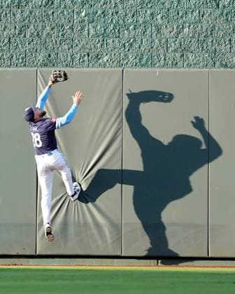 June 27, 2025: Kansas City Royals outfielder Kyle Isbel (28) appears to chase his shadow as he climbs the wall on a home run against the Dodgers at Kauffman Stadium Kansas City, Missouri. CSM. Kansas City United States - ZUMAc04_ 20250627_zma_c04_017 Copyright: xJonxRobichaudx