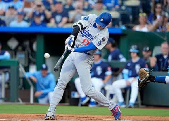 June 27, 2025: Los Angeles Dodgers designated hitter Shohei Ohtani (17) dives a lead off home run against the Royals at Kauffman Stadium Kansas City, Missouri. CSM. Kansas City United States - ZUMAc04_ 20250627_zma_c04_019 Copyright: xJonxRobichaudx