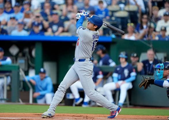 June 27, 2025: Los Angeles Dodgers designated hitter Shohei Ohtani (17) dives a lead off home run against the Royals at Kauffman Stadium Kansas City, Missouri. CSM. Kansas City United States - ZUMAc04_ 20250627_zma_c04_024 Copyright: xJonxRobichaudx