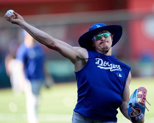 June 27, 2025: Los Angeles Dodgers third base Max Muncy (13) warms up against the Royals at Kauffman Stadium Kansas City, Missouri. CSM. Kansas City United States - ZUMAc04_ 20250627_zma_c04_032 Copyright: xJonxRobichaudx