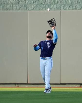 June 27, 2025: Kansas City Royals outfielder Kyle Isbel (28) fields a fly ball against the Dodgers at Kauffman Stadium Kansas City, Missouri. CSM. Kansas City United States - ZUMAc04_ 20250627_zma_c04_033 Copyright: xJonxRobichaudx
