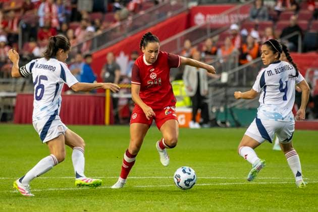 June 27, 2025, Toronto, Ontario, Canada: Evelyne Viens 24 (C) of Canada, Katherine Alvarado 16 (L) of Costa Rica and Mariana Benavides 4 (R) of Costa Rics in action during an International Friendly, Länderspiel, Nationalmannschaft match at BMO Field on June 27, 2025 in Toronto, Ontario, Canada. The game ended 4-1 for Canada. Toronto Canada - ZUMAm154 20250627_zap_m154_001 Copyright: xAngelxMarchinix