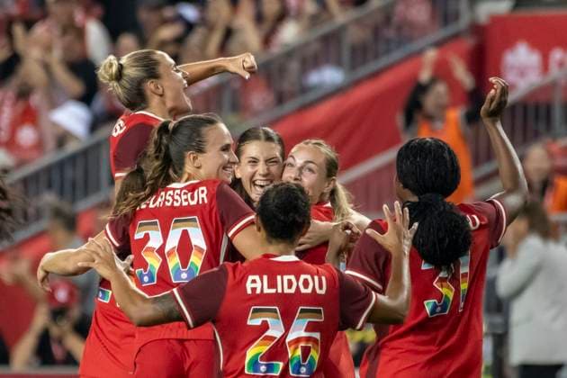 June 27, 2025, Toronto, Ontario, Canada: Holly Ward 27 (C) of Canada celebrates scoring a goal with teammates during during an International Friendly, Länderspiel, Nationalmannschaft match at BMO Field on June 27, 2025 in Toronto, Ontario, Canada. The game ended 4-1 for Canada. Toronto Canada - ZUMAm154 20250627_zap_m154_006 Copyright: xAngelxMarchinix