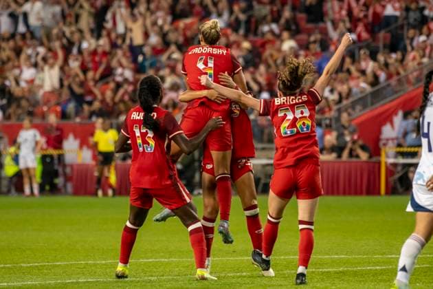 June 27, 2025, Toronto, Ontario, Canada: Shelina Zadorsky 4 of Canada celebrates with teammates after scoring a penalty during an International Friendly, Länderspiel, Nationalmannschaft match at BMO Field on June 27, 2025 in Toronto, Ontario, Canada. The game ended 4-1 for Canada. Toronto Canada - ZUMAm154 20250627_zap_m154_007 Copyright: xAngelxMarchinix