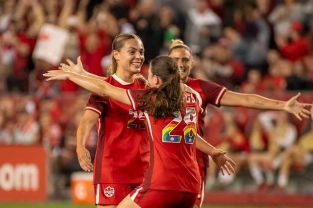 June 27, 2025, Toronto, Ontario, Canada: Emma Regan 25 (L) of Canada celebrates with teammates after scoring a goal during an International Friendly, Länderspiel, Nationalmannschaft match at BMO Field on June 27, 2025 in Toronto, Ontario, Canada. The game ended 4-1 for Canada. Toronto Canada - ZUMAm154 20250627_zap_m154_013 Copyright: xAngelxMarchinix