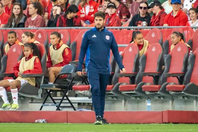 June 27, 2025, Toronto, Ontario, Canada: Costa Rica s coach Jose Benito Rubido Vidal, watches the action during an International Friendly, Länderspiel, Nationalmannschaft match at BMO Field on June 27, 2025 in Toronto, Ontario, Canada. The game ended 4-1 for Canada. Toronto Canada - ZUMAm154 20250627_zap_m154_011 Copyright: xAngelxMarchinix