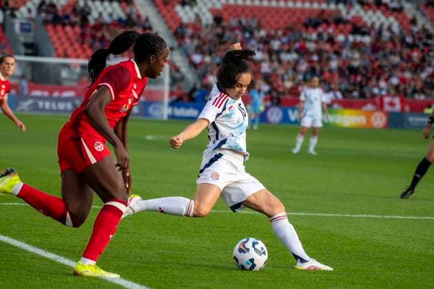 June 27, 2025, Toronto, Ontario, Canada: Simi Awujo 13 (L) of Canada and Katherine Alvarado 16 (R) of Costa Rica in action during an International Friendly, Länderspiel, Nationalmannschaft match at BMO Field on June 27, 2025 in Toronto, Ontario, Canada. The game ended 4-1 for Canada. Toronto Canada - ZUMAm154 20250627_zap_m154_012 Copyright: xAngelxMarchinix