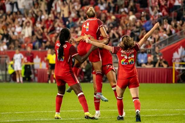 June 27, 2025, Toronto, Ontario, Canada: Shelina Zadorsky 4 of Canada celebrates with teammates after scoring a penalty during an International Friendly, Länderspiel, Nationalmannschaft match at BMO Field on June 27, 2025 in Toronto, Ontario, Canada. The game ended 4-1 for Canada. Toronto Canada - ZUMAm154 20250627_zap_m154_021 Copyright: xAngelxMarchinix