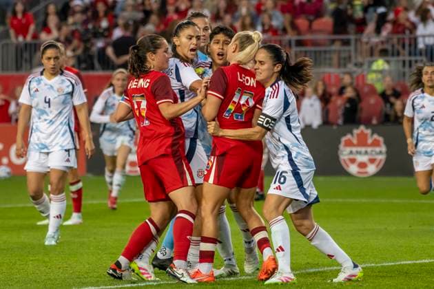 June 27, 2025, Toronto, Ontario, Canada: Players scuffle during the International Friendly, Länderspiel, Nationalmannschaft match at BMO Field on June 27, 2025 in Toronto, Ontario, Canada between Canada and Costa Rica. The game ended 4-1 for Canada. Toronto Canada - ZUMAm154 20250627_zap_m154_022 Copyright: xAngelxMarchinix