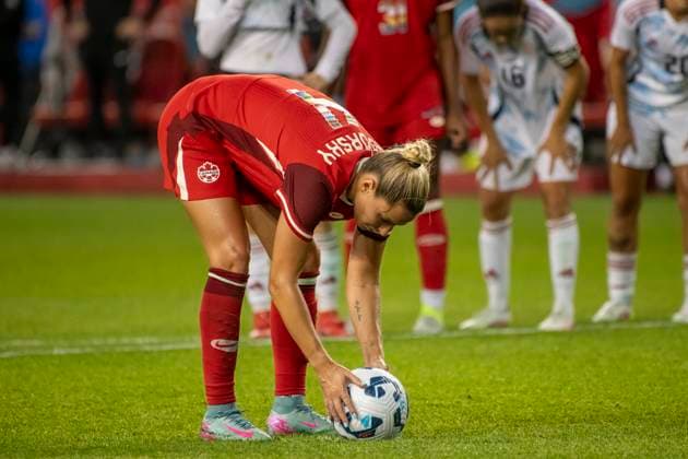 June 27, 2025, Toronto, Ontario, Canada: Shelina Zadorsky 4 of Canada getting ready to shoot a Penalty Kick during an International Friendly, Länderspiel, Nationalmannschaft match at BMO Field on June 27, 2025 in Toronto, Ontario, Canada. The game ended 4-1 for Canada. Toronto Canada - ZUMAm154 20250627_zap_m154_023 Copyright: xAngelxMarchinix