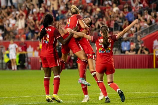 June 27, 2025, Toronto, Ontario, Canada: Shelina Zadorsky 4 of Canada celebrates with teammates after scoring a penalty during an International Friendly, Länderspiel, Nationalmannschaft match at BMO Field on June 27, 2025 in Toronto, Ontario, Canada. The game ended 4-1 for Canada. Toronto Canada - ZUMAm154 20250627_zap_m154_038 Copyright: xAngelxMarchinix