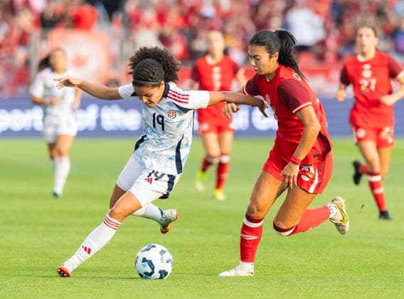 (250628) -- TORONTO, June 28, 2025 -- Zara Chavoshi (R) of Canada vies with Alexandra Pinell of Costa Rica during an international women s friendly match between Canada and Costa Rica in Toronto, Canada, on June 27, 2025. (Photo by Xinhua) (SP)CANADA-TORONTO-FOOTBALL-INTERNATIONAL WOMEN S FRIENDLY MATCH-CANADA VS COSTA RICA ZouxZheng 
